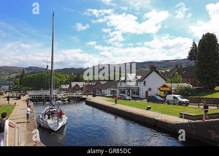 L'Écosse, Highlands, place Fort Augustus à l'extrémité sud du Loch Ness, vannes dans le Kaledonische, canal relie Loch Banque D'Images