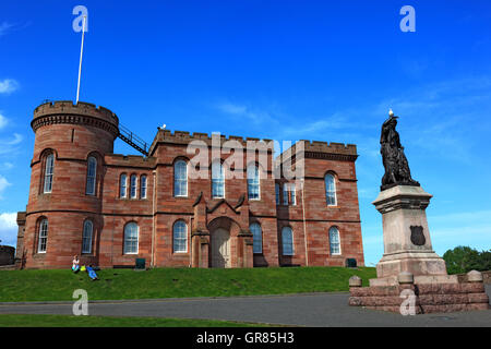 L'Écosse, la ville d'Inverness, le château néo-gothique, dont il est la statue de la flore Mc Donalds Banque D'Images
