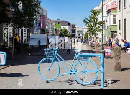 Scène de rue piétonne avec blue location route de clôture barrière à la circulation. Skolavordustigur, Reykjavik, Islande Banque D'Images