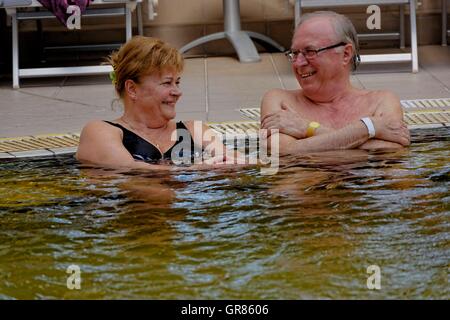 Couple de personnes âgées assis joyeusement dans les eaux thermales de la Hongrie, á Cegléd Bien-Être Banque D'Images