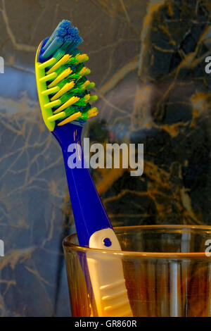 Brosse à dents bleu et blanc dans le verre Banque D'Images