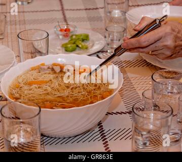 A La Soupe de poulet hongrois Újházi en soupière Banque D'Images