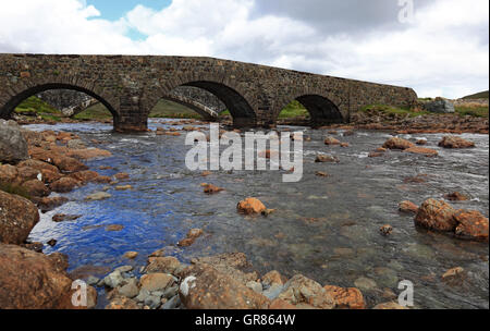 L'Écosse, les Hébrides intérieures, à l'île de Skye, paysage avec le pont de Sligachan, sur la rivière, l'omble de Sligachan, old stone bridg Banque D'Images