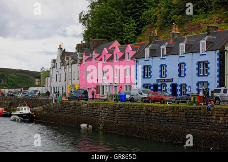 L'Écosse, les Hébrides intérieures, à l'île de Skye, ville de Portree, maisons colorées dans le port, la ligne de la chambre Banque D'Images