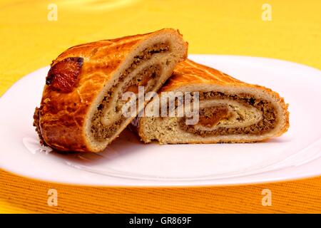 Noyer ou de pavot Graines de rouleau avec abricots secs, un Beigli hongrois à l'Weihnachtsgebaeck Banque D'Images