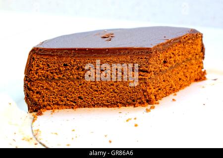 La moitié Sachertorte à Vienne Banque D'Images