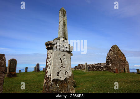 L'Écosse, les Hébrides intérieures, à l'île de Skye, la péninsule de Waternish, Trumpan Church et cimetière, église médiévale ruine Banque D'Images