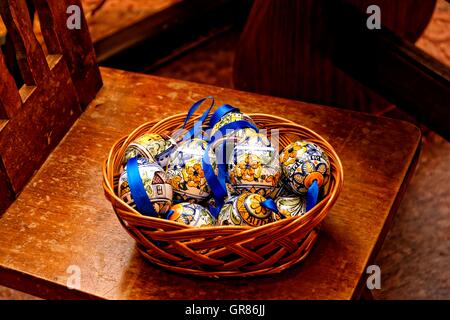 Peint en jaune et bleu dans le panier d'oeufs de Pâques Banque D'Images