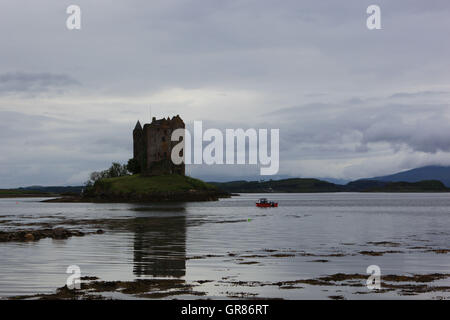 L'Écosse, Stalker Castle, le château se dresse sur la dépression, une petite île rocheuse dans la marée Loch spawn, une baie du Loch Linnh Banque D'Images