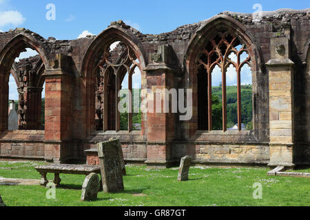 L'Écosse, cloître, abbaye de Melrose Melrose, construit environ 1136 pierres tombales, Banque D'Images