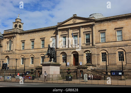 L'Écosse, Édimbourg, general register House dans la rue Princes Street, avant qu'il la statue du duc de Wellington, général Banque D'Images