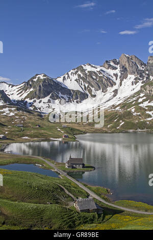 Le Melchsee est un lac de montagne dans la petite station de ski et d'été à Frutt Obwald en Suisse centrale. Banque D'Images