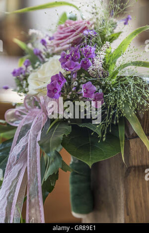 Décoration de mariage Floral dans l'Église Banque D'Images