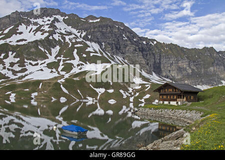 Le Melchsee est un lac de montagne dans la petite station de ski et d'été à Frutt Obwald en Suisse centrale. Banque D'Images