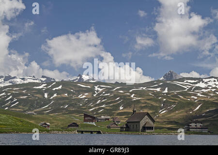 Le Melchsee est un lac de montagne dans la petite station de ski et d'été à Frutt Obwald en Suisse centrale. Banque D'Images