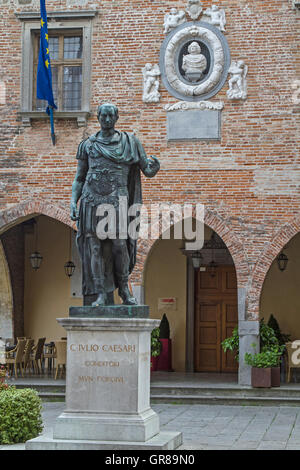 Statue de la ville fondateur Jules César devant le conseil de ville de Cividale Del Friuli Banque D'Images