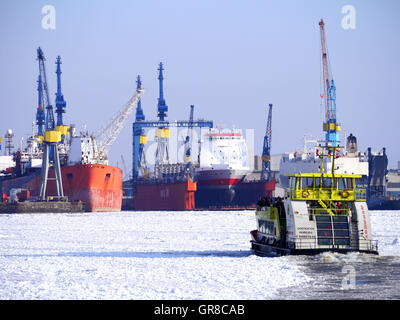 Port de Hambourg dans la glace Banque D'Images