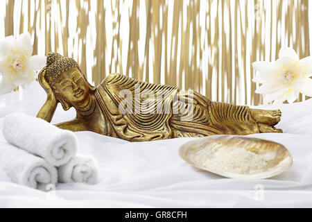 Accessoires de salle de bain avec Bouddha couché d'Or Banque D'Images