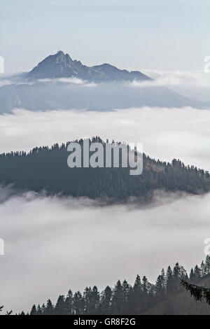 Vue sur le couvert de brouillard Leitzachtal Wendelstein Banque D'Images