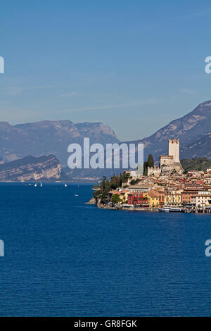 Malcesine et Much-Visited populaire destination sur la rive orientale du lac de Garde Banque D'Images