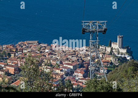 Malcesine et Much-Visited populaire destination sur la rive orientale du lac de Garde Banque D'Images