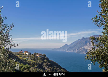 Dans l'entrée de la station de la vallée du téléphérique de Monte Baldo, vous pourrez profiter de cette vue magnifique sur la partie nord du lac de Garde Banque D'Images