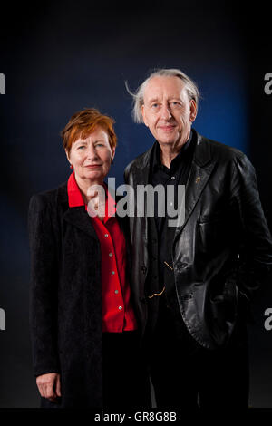 Mary M Talbot et Bryan Talbot, le mari et la femme roman graphique créateurs, à l'Edinburgh International Book Festival. Edimbourg, Ecosse. 27 août 2016 Banque D'Images
