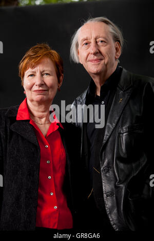 Mary M Talbot et Bryan Talbot, le mari et la femme roman graphique créateurs, à l'Edinburgh International Book Festival. Edimbourg, Ecosse. 27 août 2016 Banque D'Images