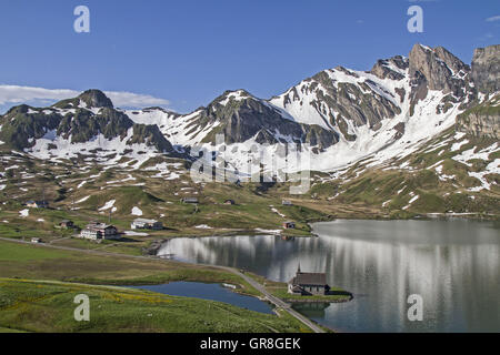 Le Melchsee est un lac de montagne dans la petite station de ski et d'été à Frutt Obwald en Suisse centrale. Banque D'Images