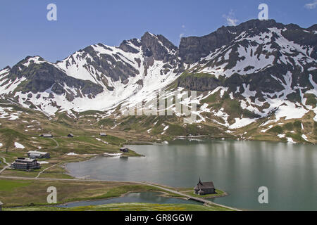 Le Melchsee est un lac de montagne dans la petite station de ski et d'été à Frutt Obwald en Suisse centrale. Banque D'Images