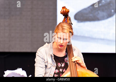 Groupe de jazz finlandais tout sur ève à la Kiel Week 2013, Editorial seulement Banque D'Images