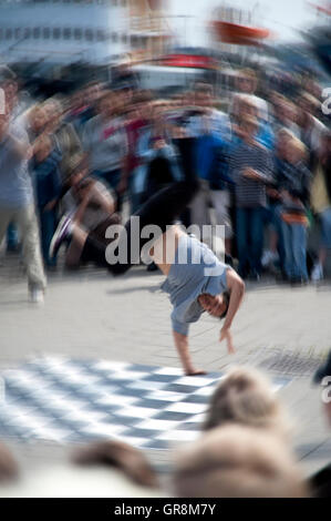 La scène dans la rue Breakdancer Banque D'Images