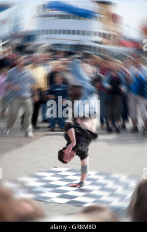 La scène dans la rue Breakdancer Banque D'Images