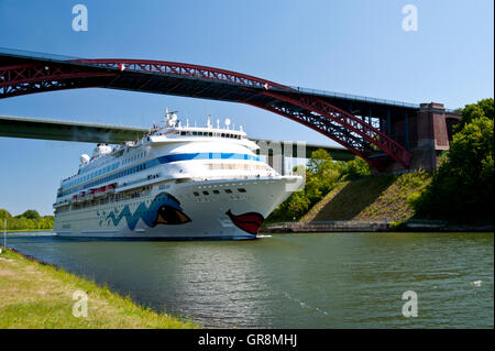 Bateau de croisière sur l'Aidacara Kiel-Canal en Allemagne Banque D'Images
