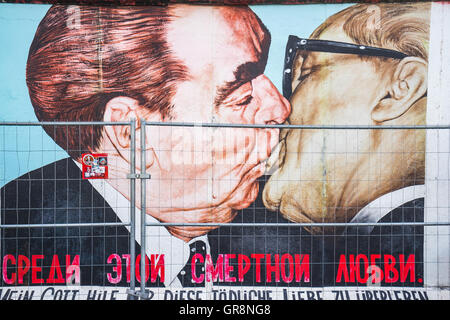 Berlin, Allemagne - 15 Avril 2016 : East Side Gallery est à Berlin. C'est un 1,3 km de long, partie de mur de Berlin d'origine, célèbre memor Banque D'Images