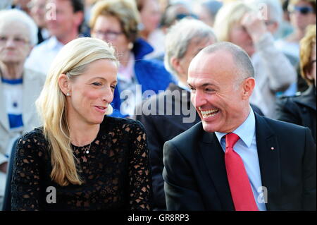 Petite amie Sandra Hrnjak et le ministre de la Défense, Gerald Klug Banque D'Images