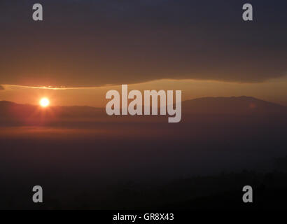 Beau Lever de Soleil sur le ciel nuageux Banque D'Images
