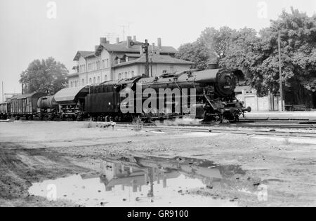 La locomotive du train de marchandises avec Br 44.0 à Pössneck En août 1979, Thuringe, Allemagne Banque D'Images