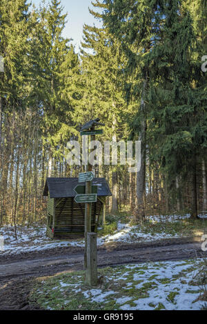 Route forestière avec indications et un abri en hiver , Thuringe Banque D'Images