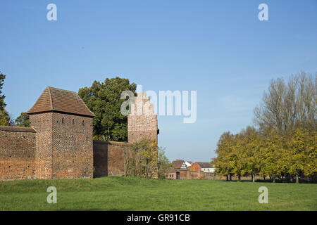 Les remparts de la vieille ville de Wittstock Dosse de tours à l'automne, Mecklembourg Banque D'Images