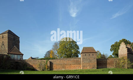 Les remparts de la vieille ville de Wittstock Dosse de tours à l'automne, Mecklembourg Banque D'Images