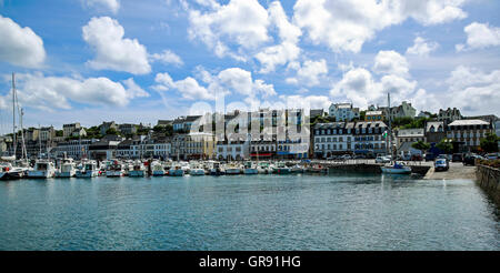 Du port et du centre-ville d'Audierne en Bretagne, Finistère, rétroéclairage Banque D'Images