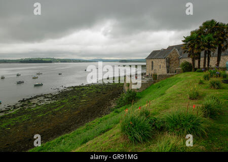 Église à Landevennec et les rives de la rivière Aulne, Bretagne, France Banque D'Images