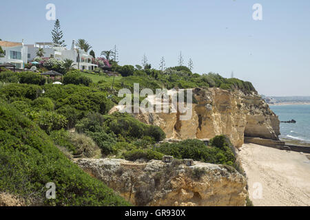 Maisons de vacances sur les falaises d'Armacao De Pera, Algarve, Portugal, Europe Banque D'Images