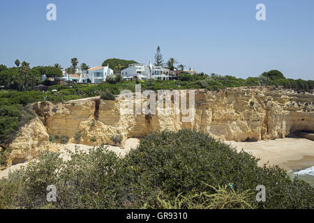 Maisons de vacances sur les falaises d'Armacao De Pera, Algarve, Portugal, Europe Banque D'Images