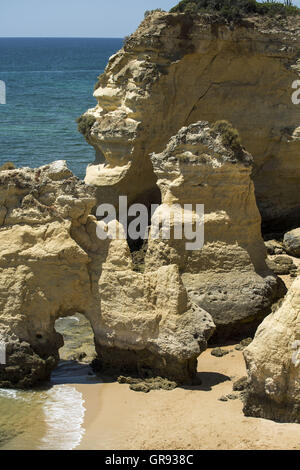 Côte Rocheuse à l'ouest d'Armacao De Pera, à marée basse, Algarve, Portugal, Europe Banque D'Images