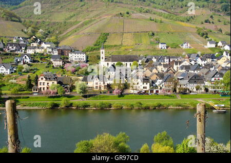 Reil sur la Moselle maisons et église Banque D'Images