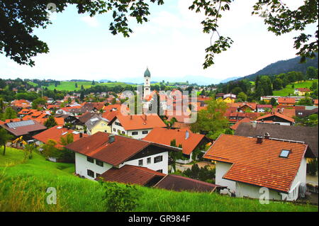 Toits de Nesselwang marché dans l'Allgäu en été Banque D'Images