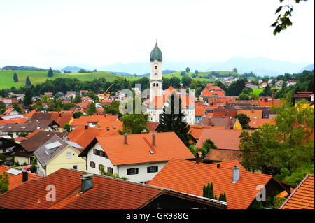 Toits de Nesselwang marché dans l'Allgäu en été Banque D'Images