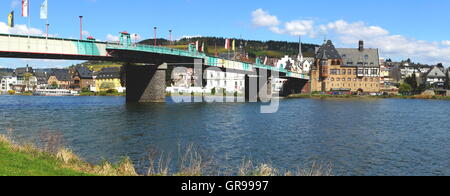 Traben-Trarbach sur la rivière avec Panorama Pont Banque D'Images